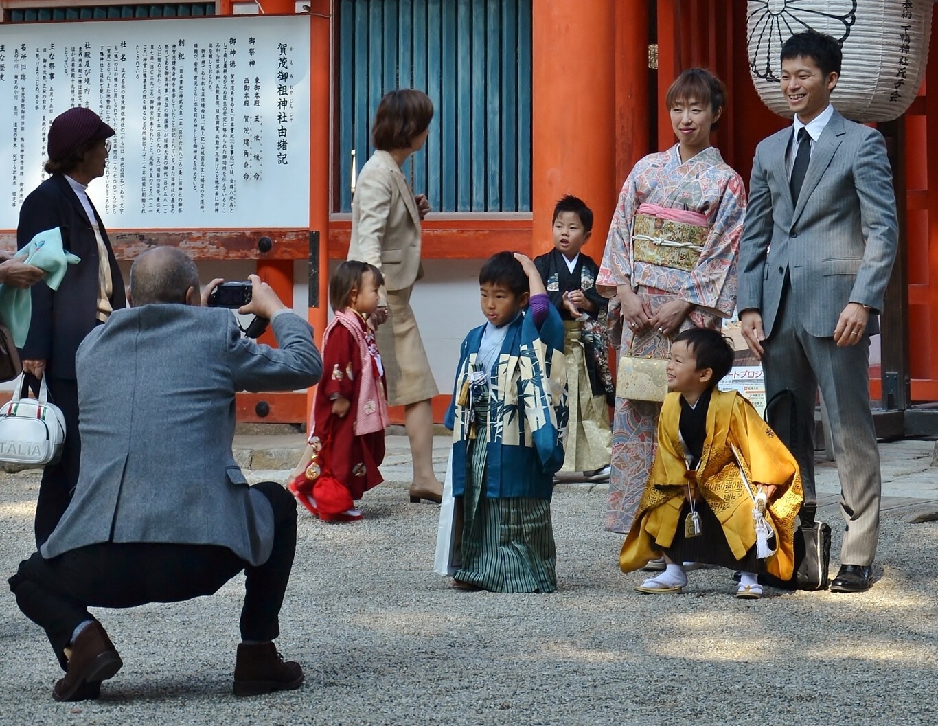 1366_2000 Como Japón se está quedando sin niños, está empezando a adoptar algunas ceremonias para un grupo al alza: los perros