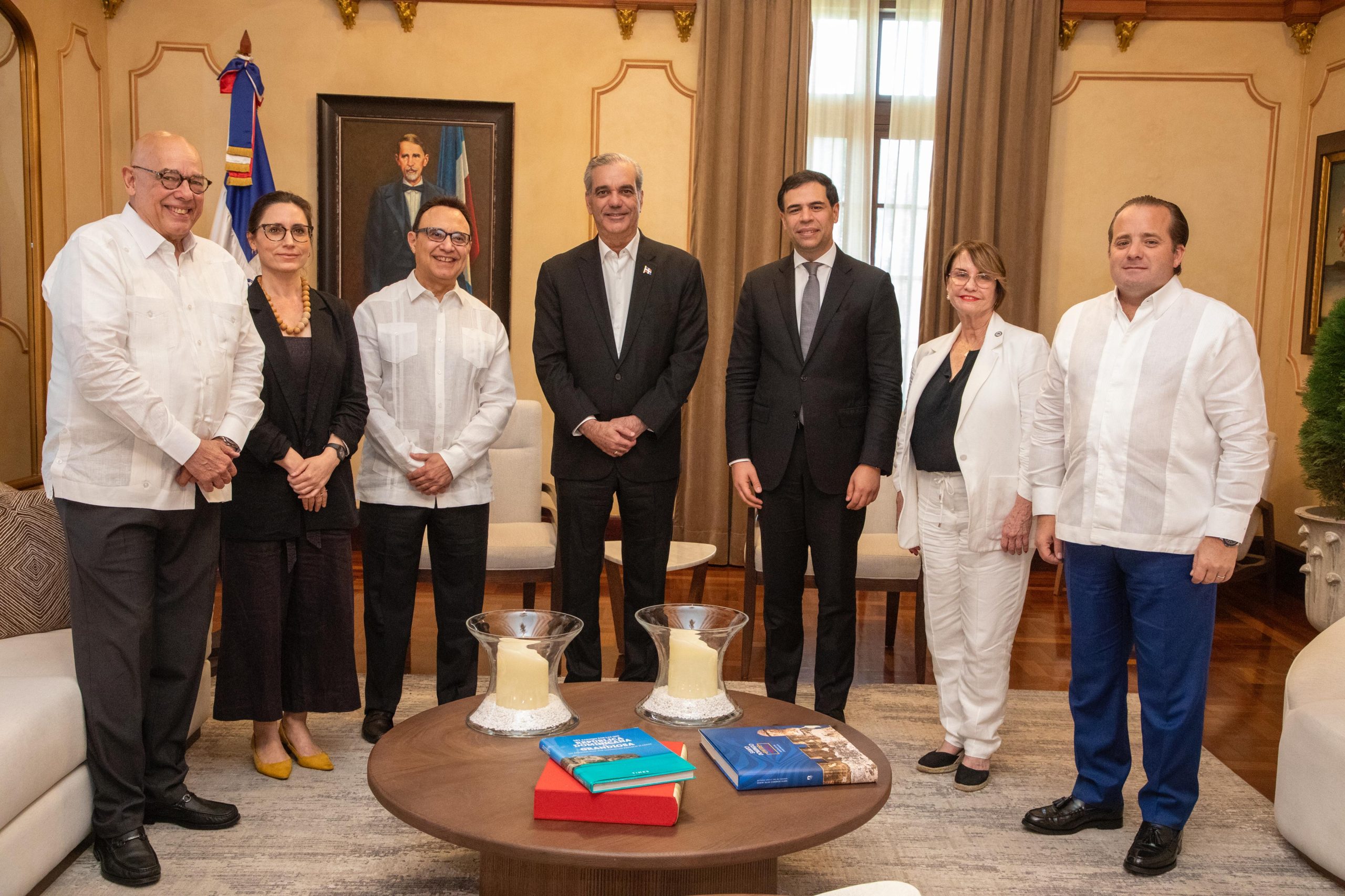 Presidente Abinader recibe a Michel Camilo y autoridades del Berklee College of Music Durante la visita de cortesía, Michel Camilo presentó al mandatario los detalles y avances del programa Berklee in Santo Domingo 2026, una iniciativa diseñada para formar y potenciar el talento musical de jóvenes dominicanos a través de clases impartidas por profesores de la renombrada universidad.
