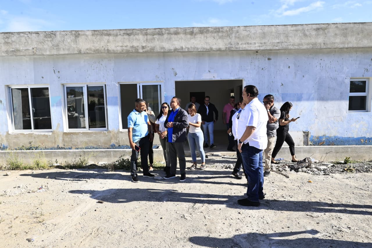 SNS supervisa avances y ordena reanudación y conclusión de obras hospitalarias en Santo Domingo Norte El doctor Landrón estuvo acompañado por María Arias, directora del hospital; el ingeniero encargado del proyecto y personal médico, con quienes evaluó el estado actual de la infraestructura. La obra cuenta con el presupuesto establecido para el presente año.