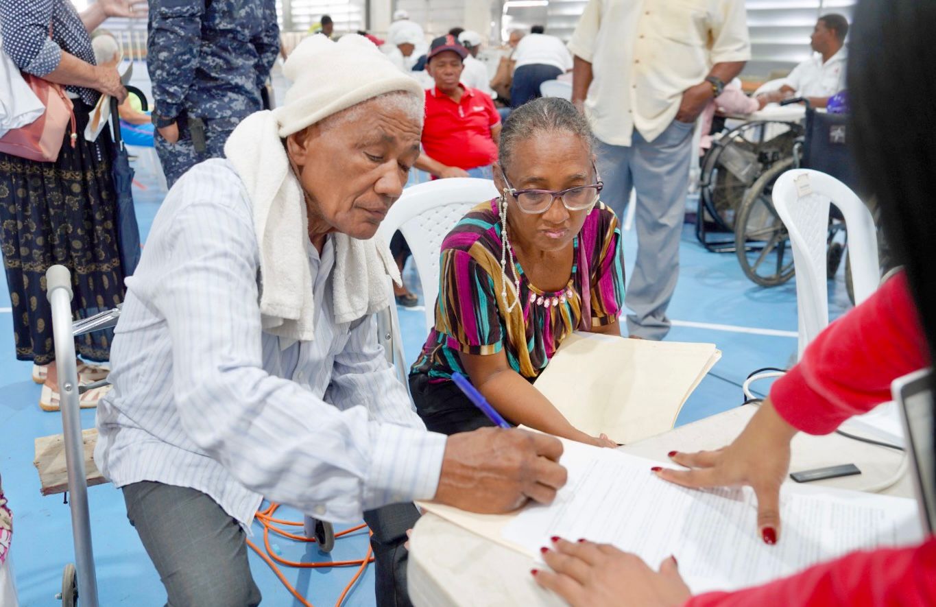 Operativo titulación impactará a más de 8 mil familias de varios sectores del Distrito Nacional La ejecución de este operativo de firmas, que se desarrolla en el Polideportivo Domingo Savio, proyecta identificar 3,302 resultantes, lo que permitirá un impacto directo en más de 13,208 personas ocupantes de inmuebles, como parte del Plan Nacional de Titulación que implementa el Gobierno dominicano bajo la coordinación de la Unidad Técnica Ejecutora de Titulación de Terrenos del Estado (UTECT).