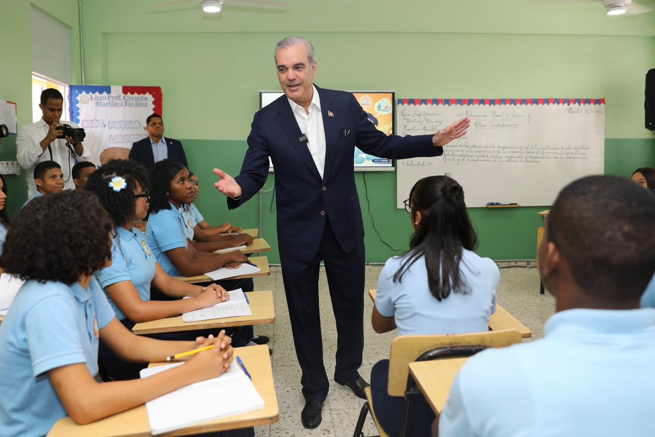 Abinader da clases Educación Moral, Cívica y Ética Ciudadana y destaca su aporte a la formación