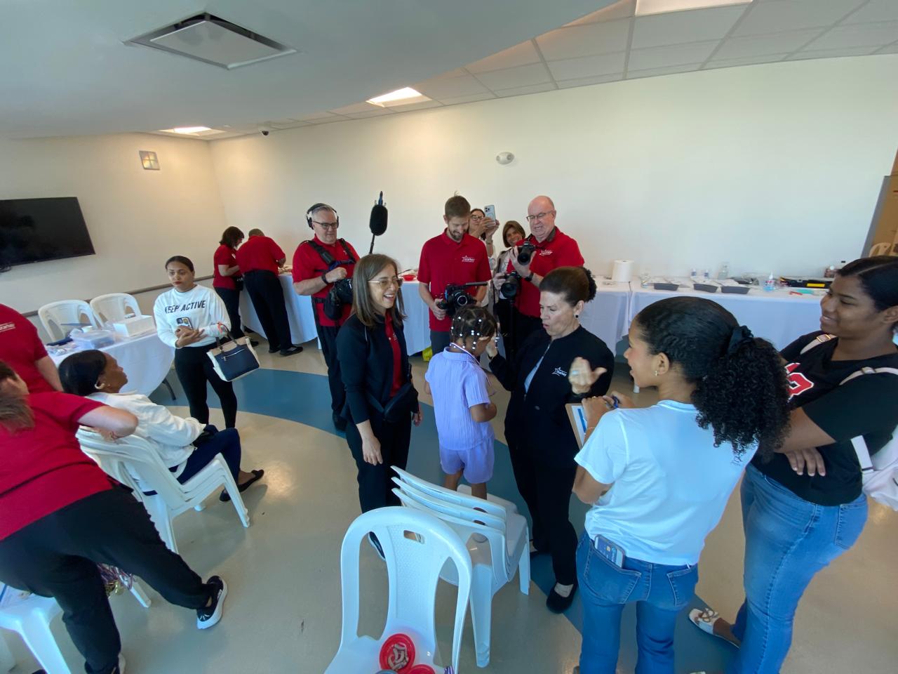 Audio Net y Starkey Hearing Foundation realizan operativo de colocación de audífonos en el CECANOT El operativo contó con la presencia de los doctores José Joaquín Puello, presidente de la Ciudad Sanitaria Dr. Luis Eduardo Aybar; Cleto Ramírez, director del CECANOT; y el señor Antonio Esteban, presidente de la fundación Audio Net.