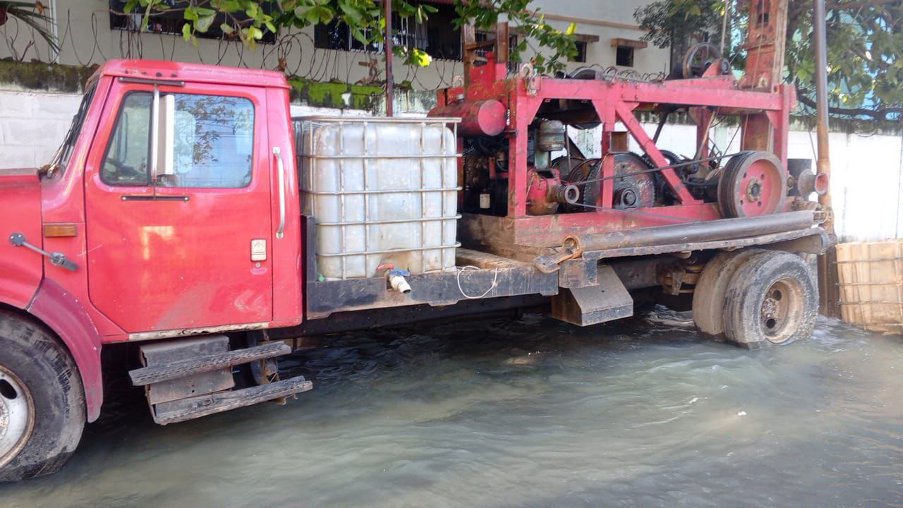 Camión perforador provoca avería en línea de 30 pulgadas La acción que se ejecutaba sin autorización de la CAASD provocó que más de diez sectores queden sin el servicio de agua potable