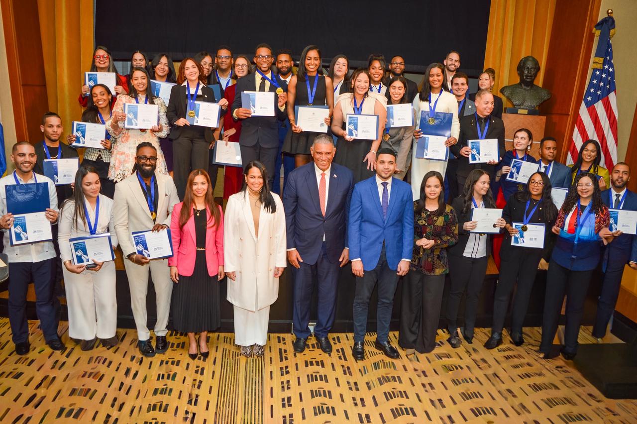 Reconocen más de 40 jóvenes dominicanos destacados en el exterior durante cuarta entrega del Premio Nacional de la Juventud en Nueva York