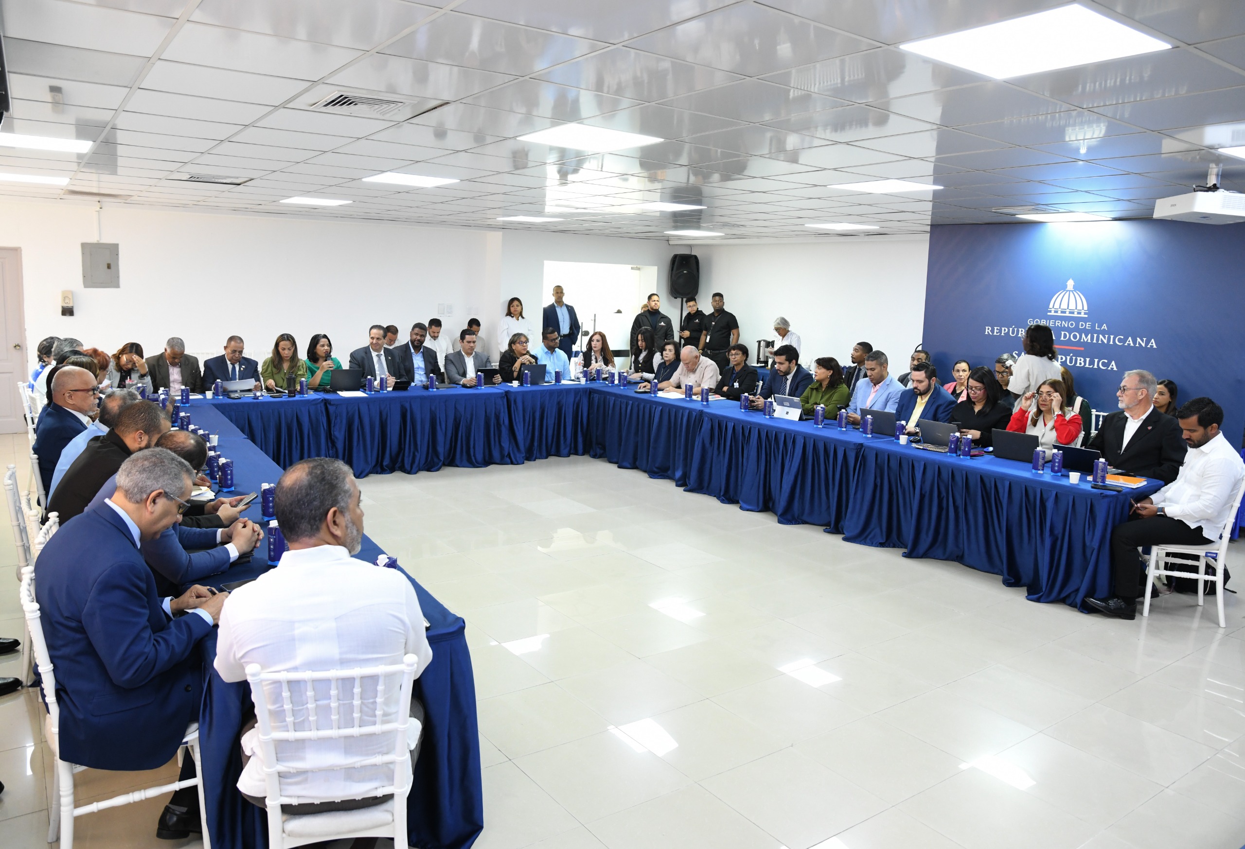 Víctor Atallah define prioridades del sector Salud y proyecta en 2026 de fortalecimiento sanitario Dentro de las prioridades, el titular de Salud reafirmó el fortalecimiento de la Atención Primaria y de la salud mental, así como el acceso seguro y oportuno a medicamentos de calidad, ejes esenciales para alcanzar el aumento de la expectativa de vida.