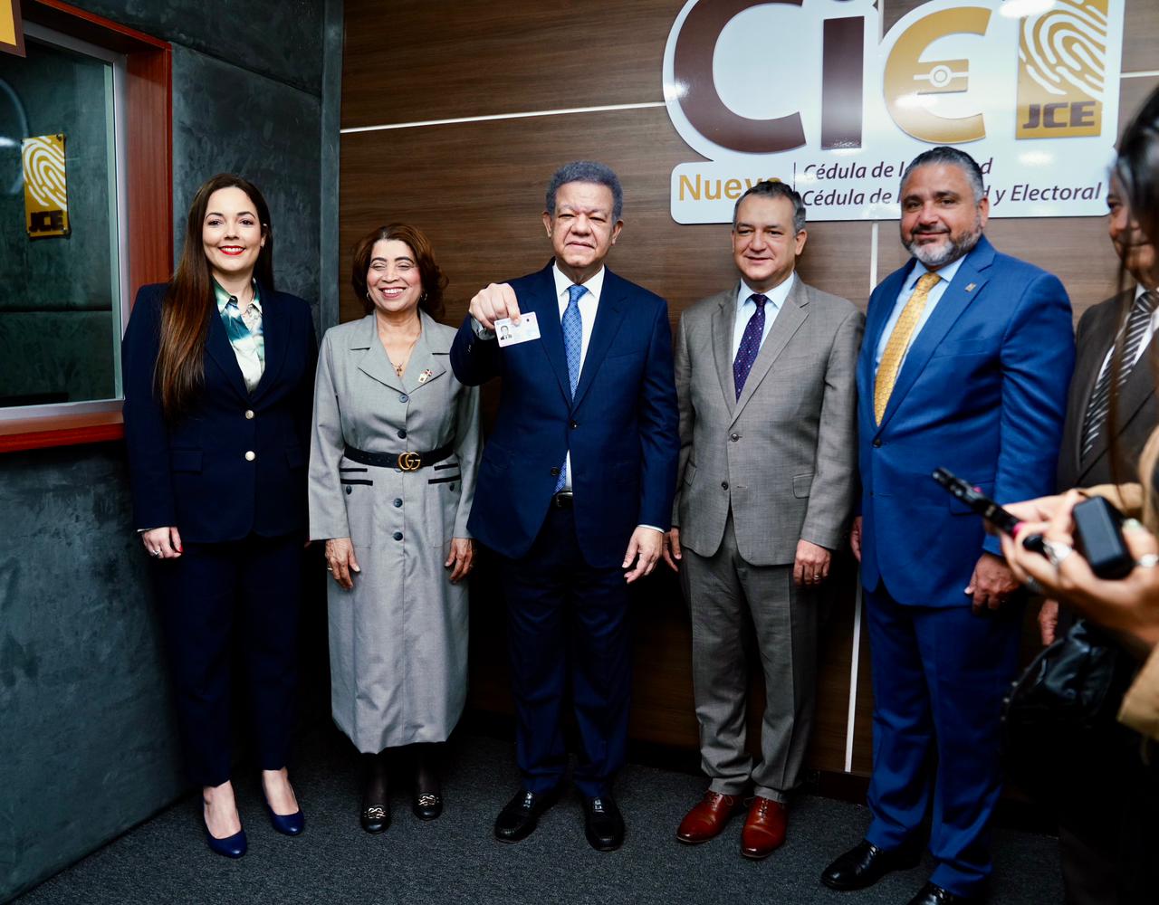 Leonel Fernández muestra su nueva cédula y afirma: “es la prueba de que el sistema funciona” Leonel Fernández muestra su nueva cédula y afirma: “es la prueba de que el sistema funciona”