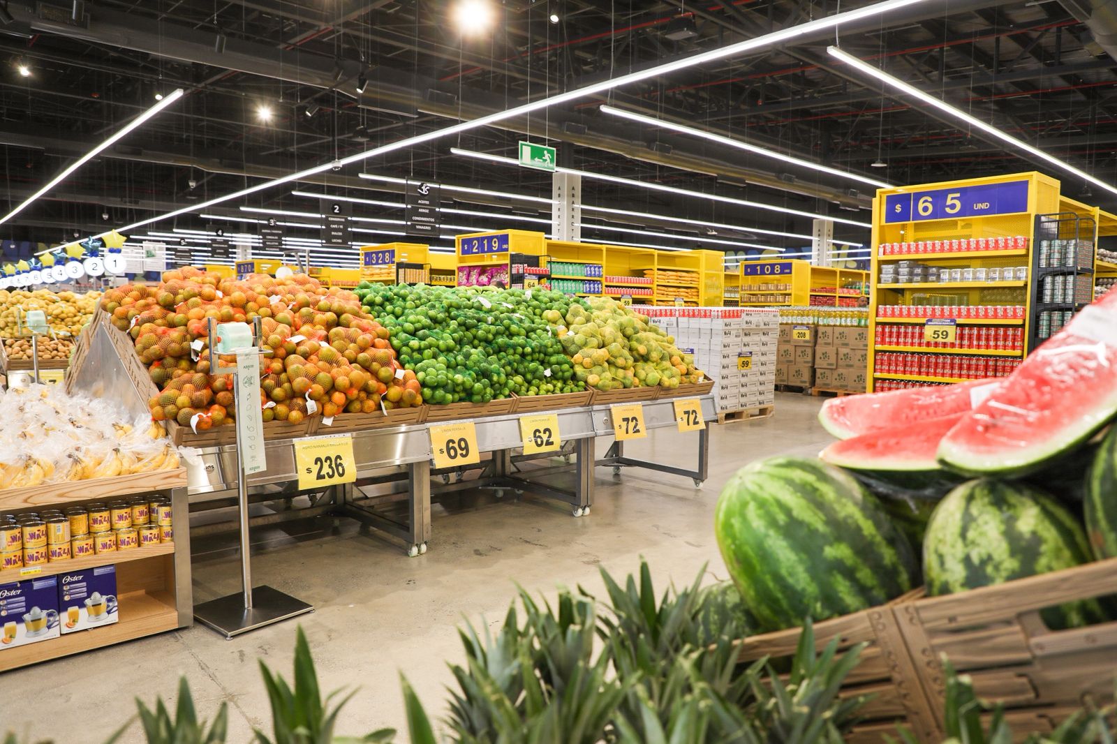 Apertura de La Sirena en San Juan dinamiza economia local El presidente Luis Abinader visitó este miércoles la tienda La Sirena de San Juan de la Maguana, construida con una inversión de RD$740 millones y que genera 106 empleos formales, donde destacó que la apertura de este nuevo establecimiento constituye un impulso significativo para la economía del Sur, al promover la generación de empleos, fortalecer la competencia y contribuir a mejores precios para los consumidores. El presidente Abinader afirmó que este establecimiento se integra al proceso de relanzamiento que vive la provincia de San Juan, acompañado por iniciativas para fortalecer el turismo y el desarrollo agrícola mediante la diversificación productiva, lo que permitirá ampliar las oportunidades económicas y consolidar un entorno favorable para la inversión. Valoró la expansión de la reconocida marca y el compromiso de las familias Ramos con el desarrollo del país, señalando que desde el inicio de su gestión se ha motivado a la empresa a extender sus operaciones hacia esta zona. Recordó que la expansión de la empresa ya había dado resultados positivos con la apertura en Barahona y expresó su confianza en que esta nueva tienda también será exitosa, al tiempo que dijo que la llegada de grandes empresas impulsa el comercio local, ya que todos ganan cuando la economía se multiplica y mejora, generando bienestar para toda la región. En materia turística, el mandatario informó que el proyecto del Corral de los Indios se encuentra en fase de diseño y que se trabaja junto a la Academia de Historia para garantizar que la propuesta sea lo más fiel posible a la realidad histórica. Esta obra se proyecta como una oferta complementaria que contribuirá a atraer visitantes y potenciar el crecimiento de la zona.