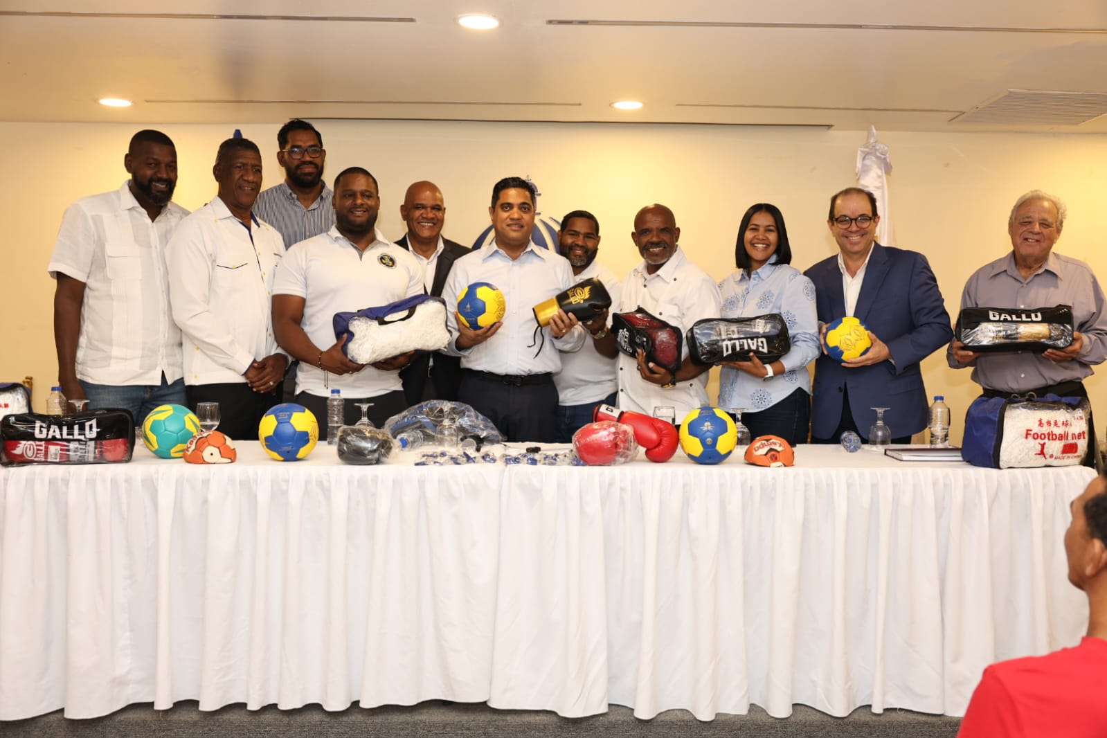 Presidente Abinader y ministro Cruz aseguran que coliseo de boxeo “es intocable” El ministro Kelvin Cruz inicia ciclo con entrega de útiles a balonmano y boxeo Provincia Santo Domingo Santo Domingo.– El presidente de la República, Luis Abinader, garantizó este miércoles que el coliseo de boxeo Carlos “Teo” Cruz es intocable y no será afectado por los trabajos de construcción de un nuevo Estadio Quisqueya Juan Marichal en el Ensanche La Fe. El mandatario ofreció la garantía durante una llamada telefónica realizada al ministro de Deportes y Recreación, Kelvin Cruz, tras finalizar un acto de entrega de utilería a las asociaciones de Boxeo y Balonmano de la provincia Santo Domingo, efectuado en el salón James Rodríguez del Miderec. “No se lleven de chismes, llévense de lo que nosotros decimos”, expresó el mandatario en su breve conversación telefónica con Kelvin Cruz, quien minutos antes se había referido al rumor sobre la posible afectación del coliseo, asegurando a los presentes que esa instalación será conservada como símbolo del deporte dominicano. Inicio de un ciclo Cruz encabezó lo que denominó un ciclo de entrega de útiles, comenzando con las asociaciones de Balonmano y Boxeo de la provincia Santo Domingo (PSD), representadas por sus respectivos presidentes, José Carlos Agramonte Duval y Julio Recio, quienes por separado agradecieron al funcionario la donación, afirmando que contribuirá al desarrollo de esas disciplinas y de los atletas en los barrios de la provincia.