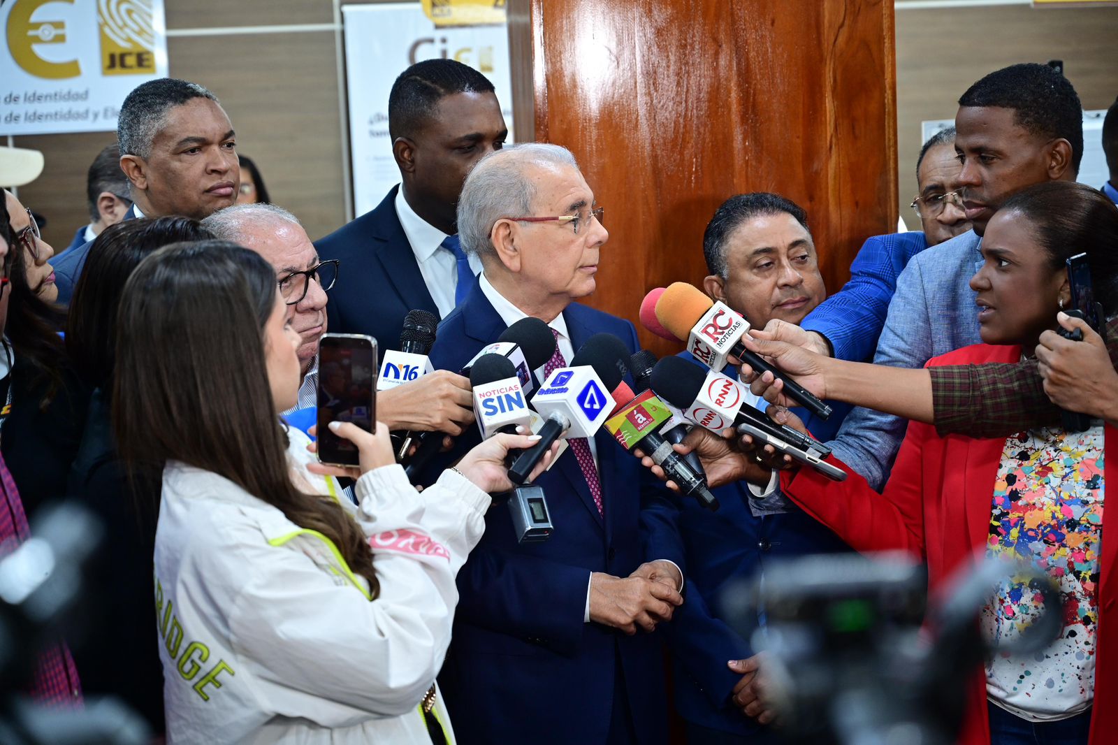 Danilo Medina renueva su cédula en la JCE y llama a la ciudadanía a actualizar su documento