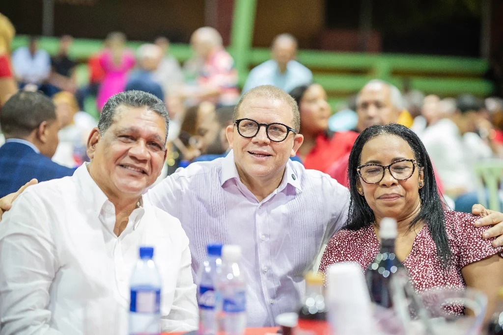 Rafael Castillo encabeza acto de unidad en SDE y proyecta triunfo de Leonel en 2028 Castillo fue el primero en llegar al lugar y recibió personalmente a cada dirigente en la entrada del club, gesto que fue valorado como una muestra de cercanía y liderazgo integrador.