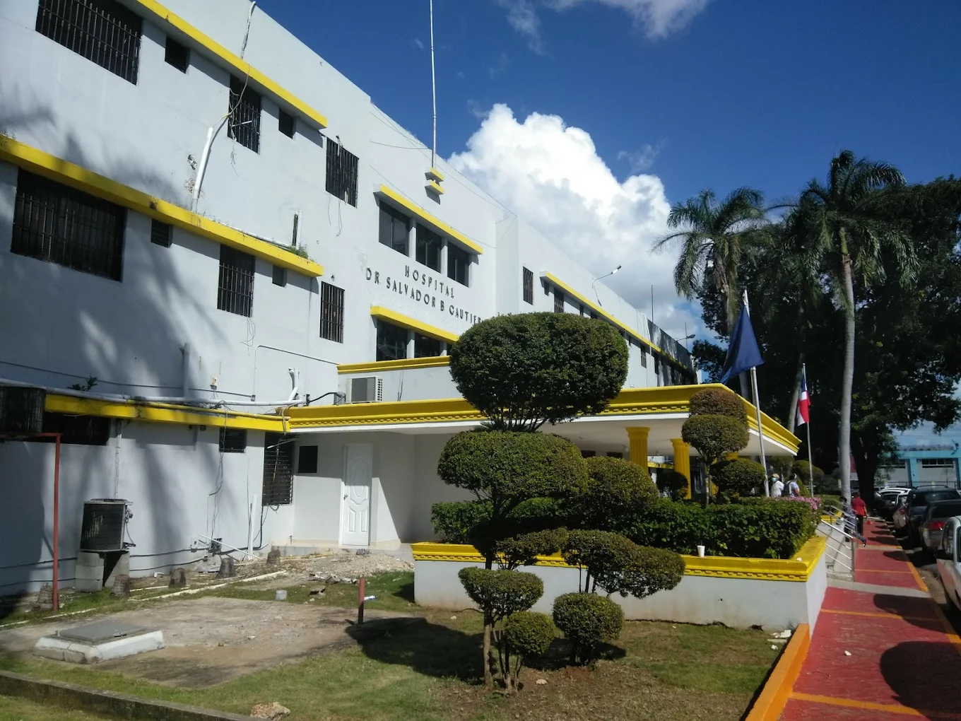 CMD demanda seguridad en Hospital Salvador B. Gautier Los representantes gremiales, respaldados por el staff de médicos base y residentes de Medicina Interna, calificaron la situación actual como una "selva" donde impera la ley del más fuerte.