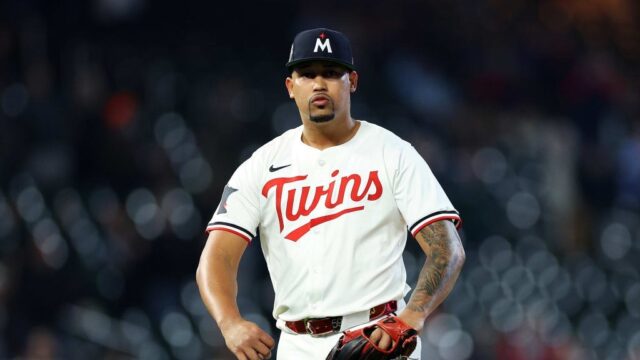 Filadelfia se aferra al triunfo con otro salvamento del dominicano Jhoan Durán