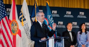 Luis Abinader retorna al país tras agenda académica e institucional en Miami