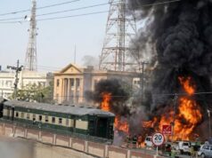 Explosión en tren deja víctimas en Pakistán