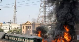 Explosión en tren deja víctimas en Pakistán