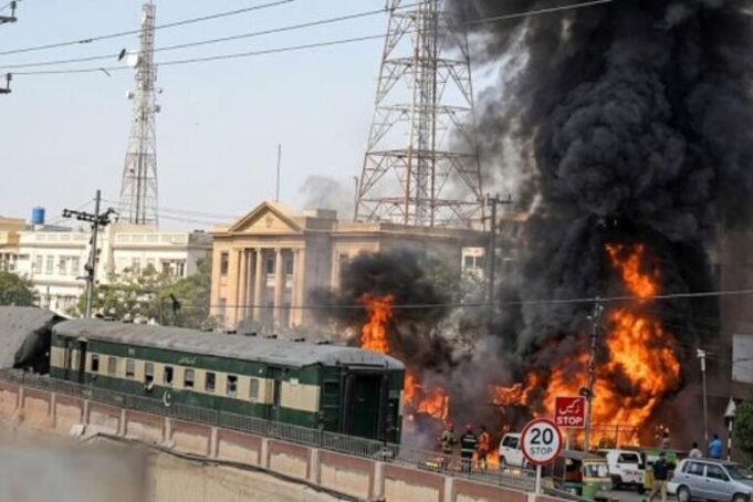 Explosión en tren deja víctimas en Pakistán