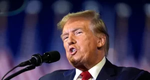 Donald Trump evita aclarar si su familia recibirá compensaciones del fondo creado bajo Biden