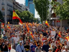 Miles de personas marchan en Madrid para exigir la dimisión de Pedro Sánchez