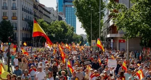 Miles de personas marchan en Madrid para exigir la dimisión de Pedro Sánchez