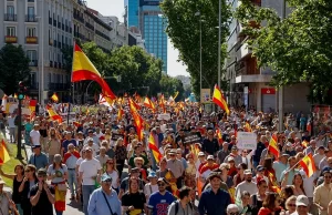 Miles de personas marchan en Madrid para exigir la dimisión de Pedro Sánchez