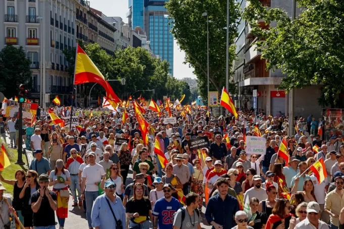 Miles de personas marchan en Madrid para exigir la dimisión de Pedro Sánchez