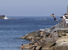 España sigue bajo intenso calor y alertas por tormentas