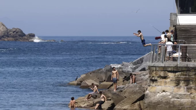 España sigue bajo intenso calor y alertas por tormentas
