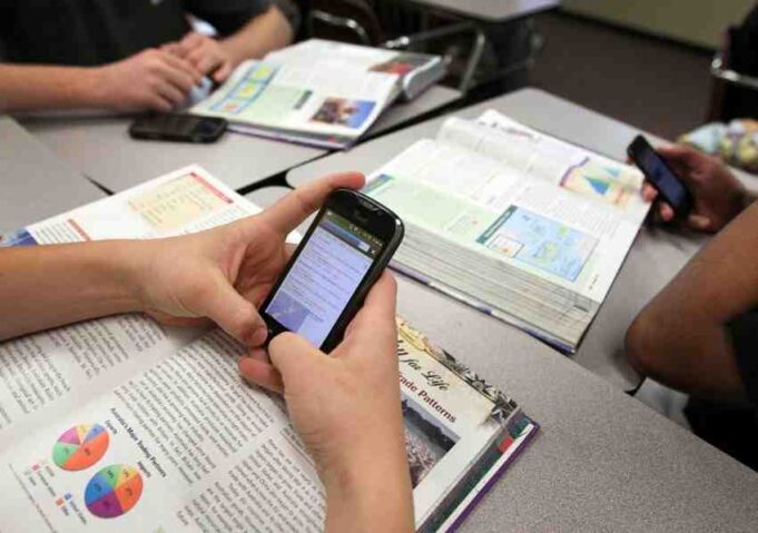 Minerd regula uso de celulares en escuelas del país