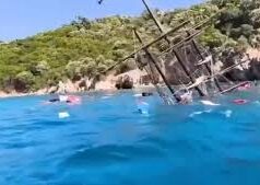 Se hunde barco turístico con 110 personas a bordo frente a costas de Turquía