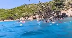 Se hunde barco turístico con 110 personas a bordo frente a costas de Turquía
