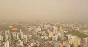 Polvo del Sahara y sistema anticiclónico mantendrán ambiente caluroso este domingo