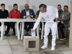 Petro vota en elecciones presidenciales de Colombia y defiende la democracia