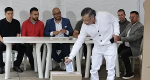 Petro vota en elecciones presidenciales de Colombia y defiende la democracia