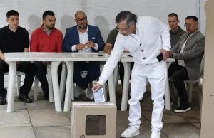 Petro vota en elecciones presidenciales de Colombia y defiende la democracia