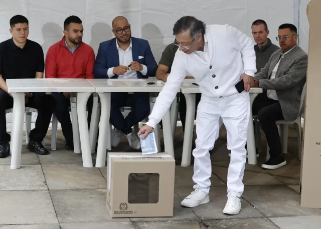 Petro vota en elecciones presidenciales de Colombia y defiende la democracia