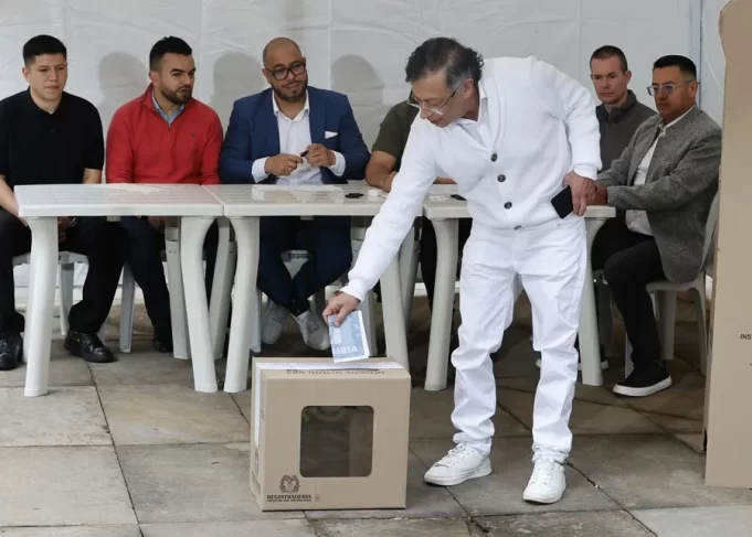 Petro vota en elecciones presidenciales de Colombia y defiende la democracia