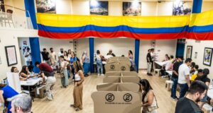 Cierran colegios electorales en Colombia y comienza el conteo de votos presidenciales
