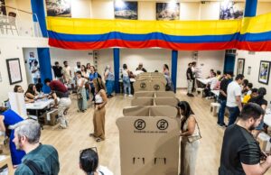 Cierran colegios electorales en Colombia y comienza el conteo de votos presidenciales