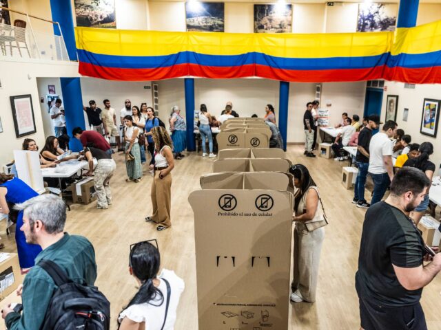 Cierran colegios electorales en Colombia y comienza el conteo de votos presidenciales
