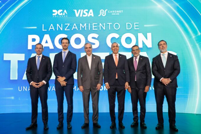 Abinader lanza plataforma de pagos con tarjetas en Aduanas