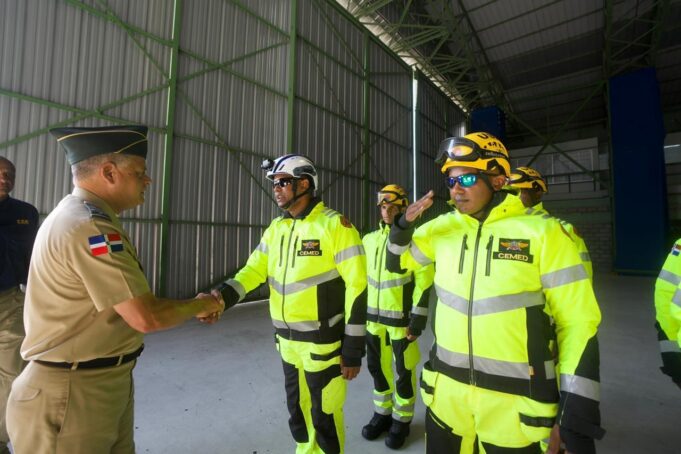 Gobierno dominicano envía nuevo contingente de rescatistas a Venezuela para reforzar las labores de búsqueda