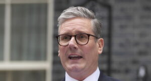 Starmer podría anunciar su dimisión este lunes tras el ascenso de Burnham