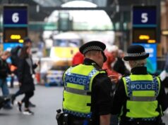 Once policías resultan heridos durante protestas por asesinato de estudiante en Inglaterra