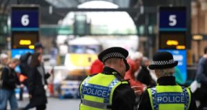 Once policías resultan heridos durante protestas por asesinato de estudiante en Inglaterra