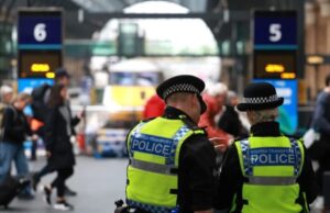 Once policías resultan heridos durante protestas por asesinato de estudiante en Inglaterra