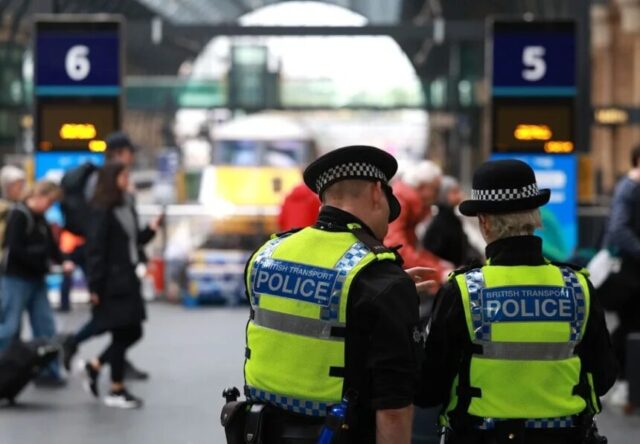 Once policías resultan heridos durante protestas por asesinato de estudiante en Inglaterra