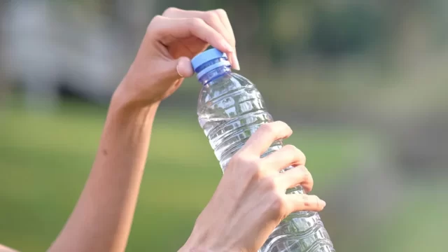 FIFA prohibirá el ingreso de botellas de agua reutilizables en los estadios del Mundial