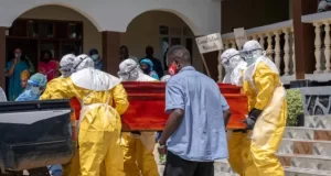 Aumentan a 515 los casos de ébola en el Congo; cifra de fallecidos asciende a 91