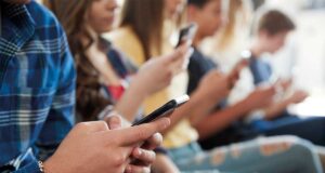 Canadá propone prohibir el uso de redes sociales a menores de 16 años