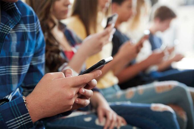 Canadá propone prohibir el uso de redes sociales a menores de 16 años